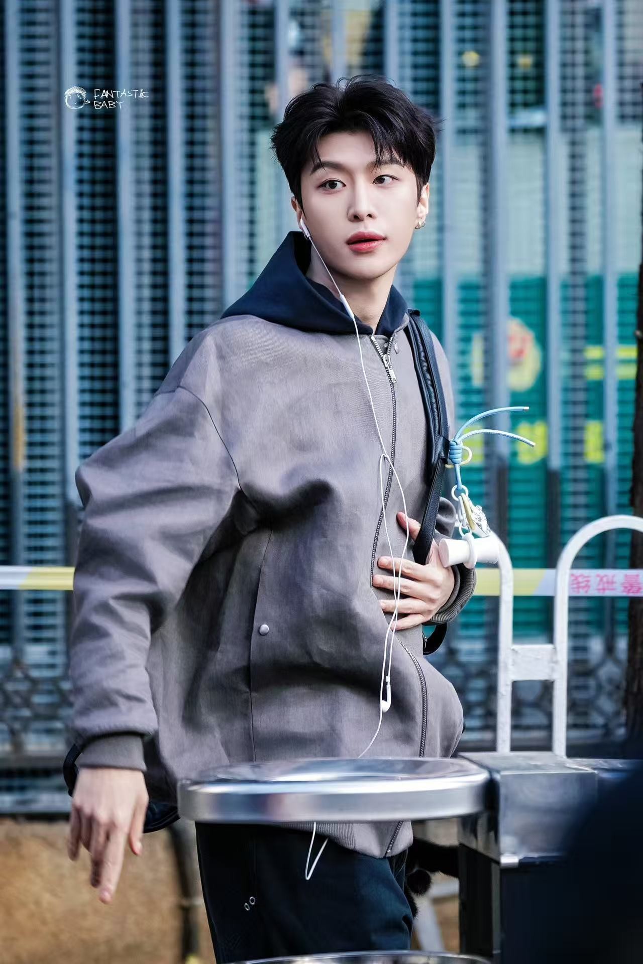 1771840229253584.jpg 配图10:范丞丞春晚备播上班佩戴白色秋千路透图.jpg